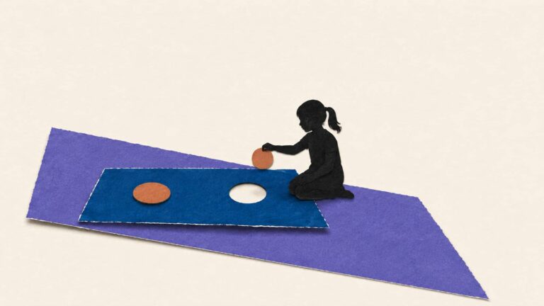 Bambina che gioca a un gioco di regole allenando le funzioni esecutive