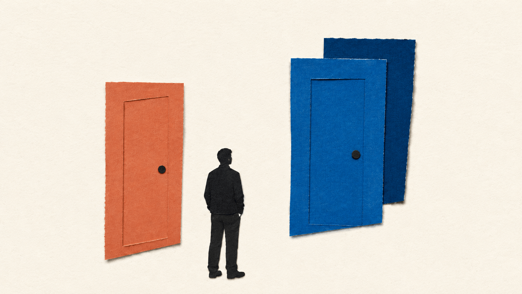 Un uomo in peidi tra due porte una rossa e una blu